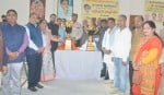 प्रो. कबड्डी लीग ट्रॉफी का अनावरण करते नगर आयुक्त गौरांग राठी।