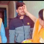 बेटे हरिमोहन का तिलक लगाकर स्वागत किया।