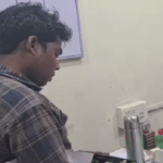 भिंड में डीएसपी से शिकायत करते मनोज कुमार।