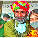 एक-दूसरे से मिलकर खुश होते परिजन व बच्चे