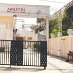 पान मसाला कारोबारी के यहां आईटी की छापेमारी के दौरान बाहर तैनात पुलिस कर्मी
