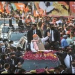 पीएम मोदी के रोड शो के में उमड़ी भीड़।
