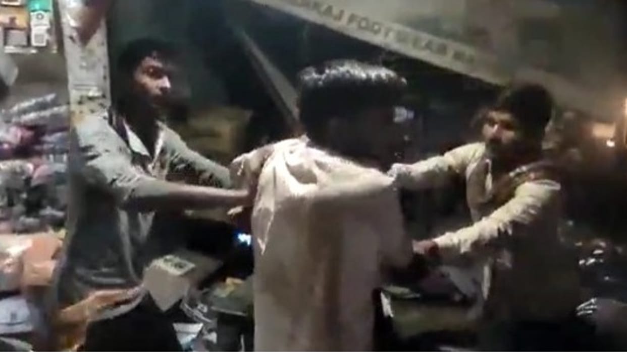 Chhatarpur: Drunk alcoholics create ruckus, video goes viral on social media