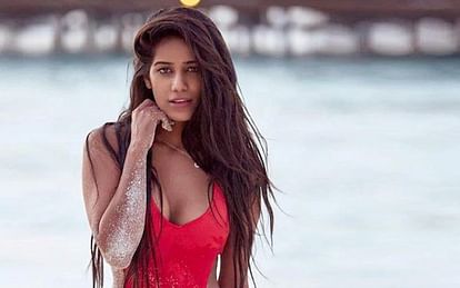 Poonam Pandey Death: पूनम पांडे का 32 साल की उम्र में सर्वाइकल कैंसर से निधन, फैंस को अब भी नहीं हो रहा यकीन poonam pandey death Passes Away at age of 32 due to Cervical Cancer Manager shares post Confirms She Died
