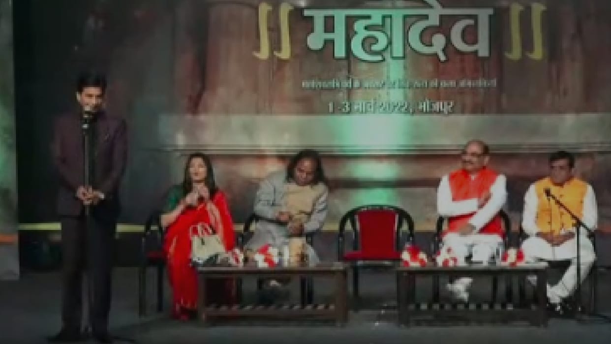 Bhojpur Festival: Kumar Vishwas said on the mike malfunction in the Kavi Sammelan - this will give as much voice as the government wants