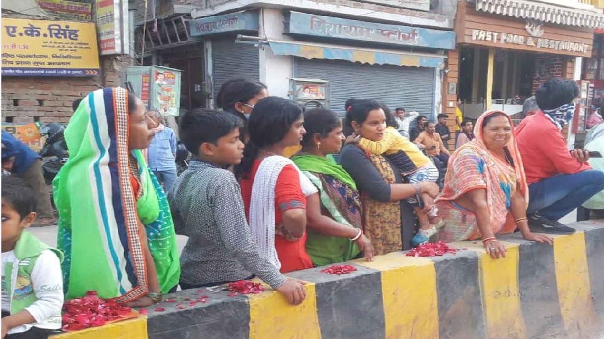 UP Assembly Election 2022 PM Modi Road show in varanasi greeted him by showering flowers