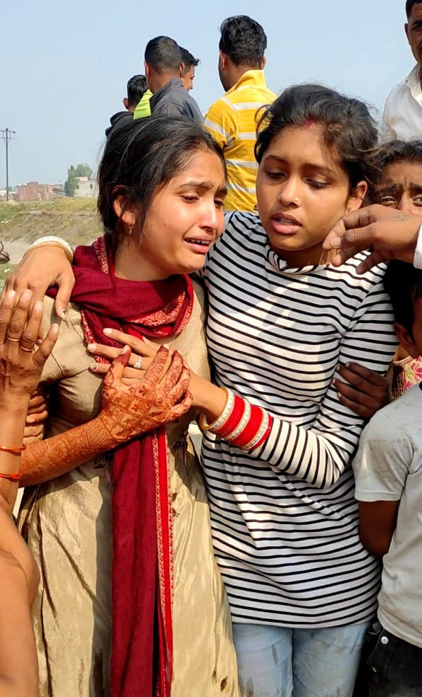 The mehndi of the hands was decorated, today the procession was to come, but the father's meaning will rise