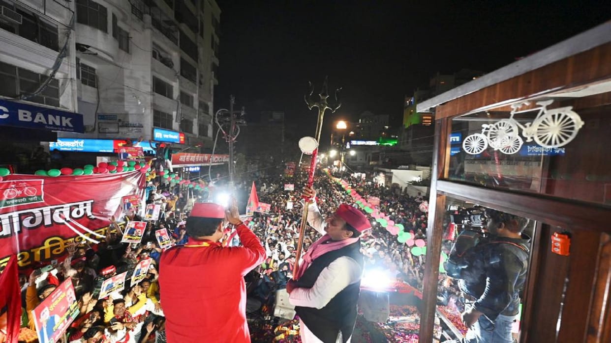 UP Assembly Election 2022 People inundated at Akhilesh's roadshow in Varanasi