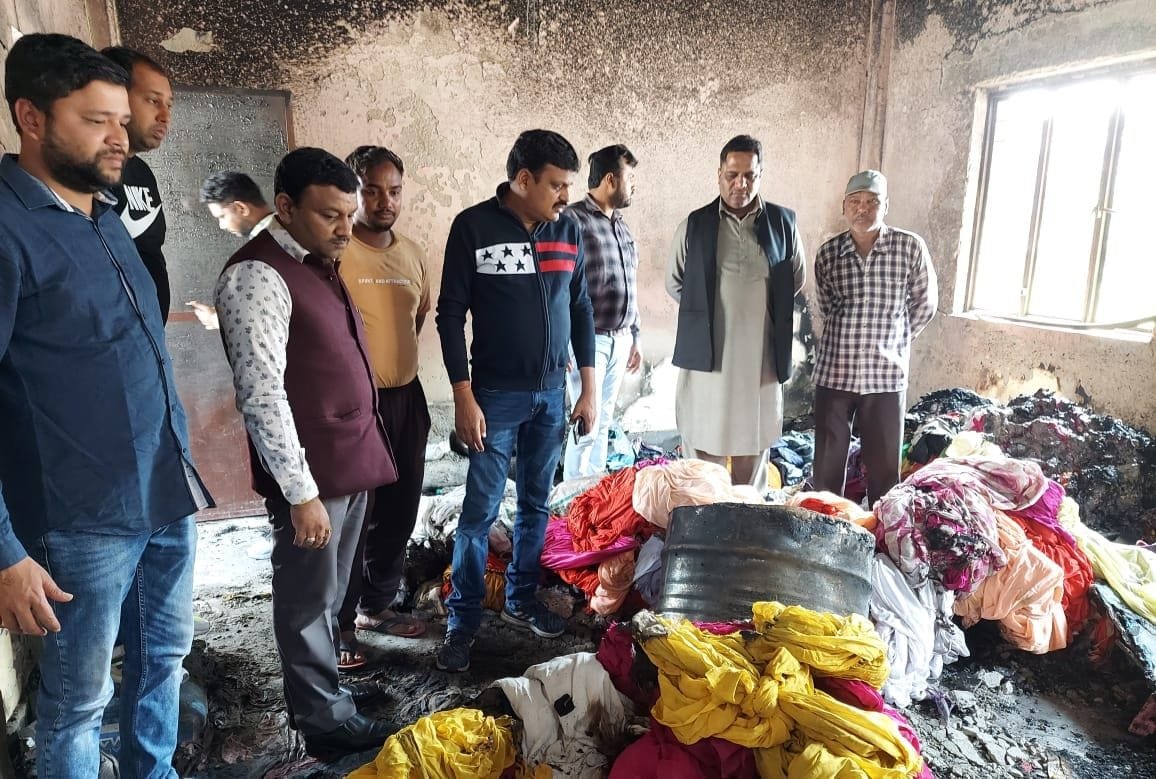 Loss of lakhs due to fire in Dhobighat