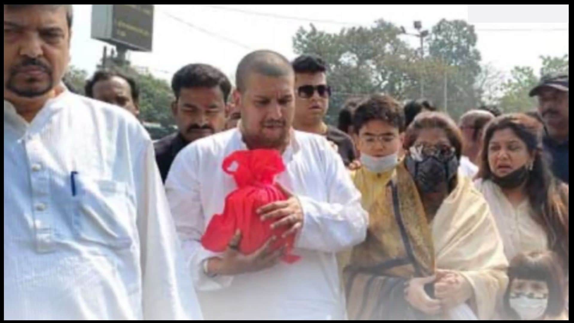 Disco King Bappi Lahiri’s ashes immersed in Hooghly in the presence of bappa lahiri, wife Chitrani and daughter Rema Lahiri