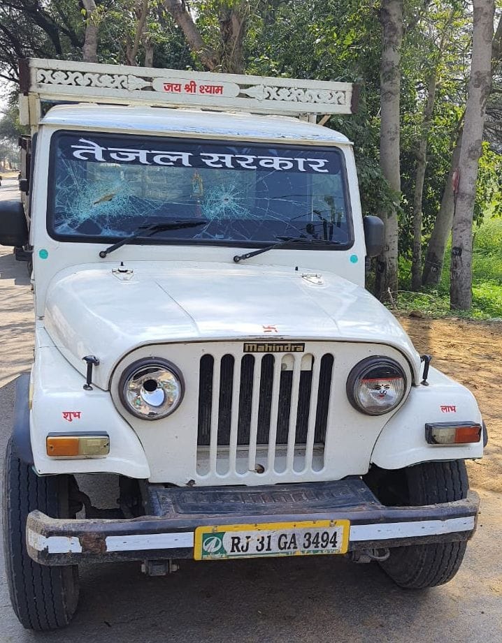 20 thousand rupees snatched from the drivers of the pickup vehicle on the strength of the weapon