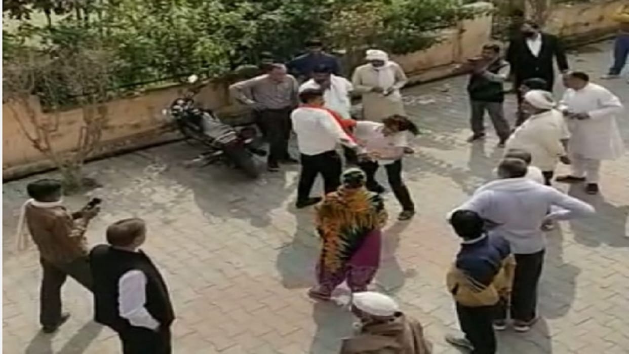 Baghpat News: Fight over parking in the court premises
