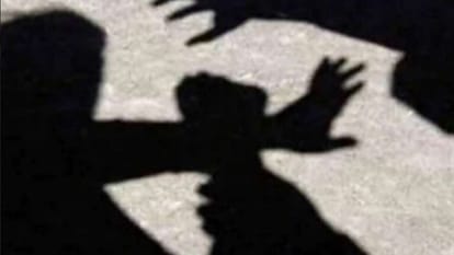 Chandauli: प्रेम प्रसंग में छात्रा ने किया हंगामा, कोचिंग संचालक के भाई को चप्पल से पीटा Student beats coaching operators brother with slippers in chandauli