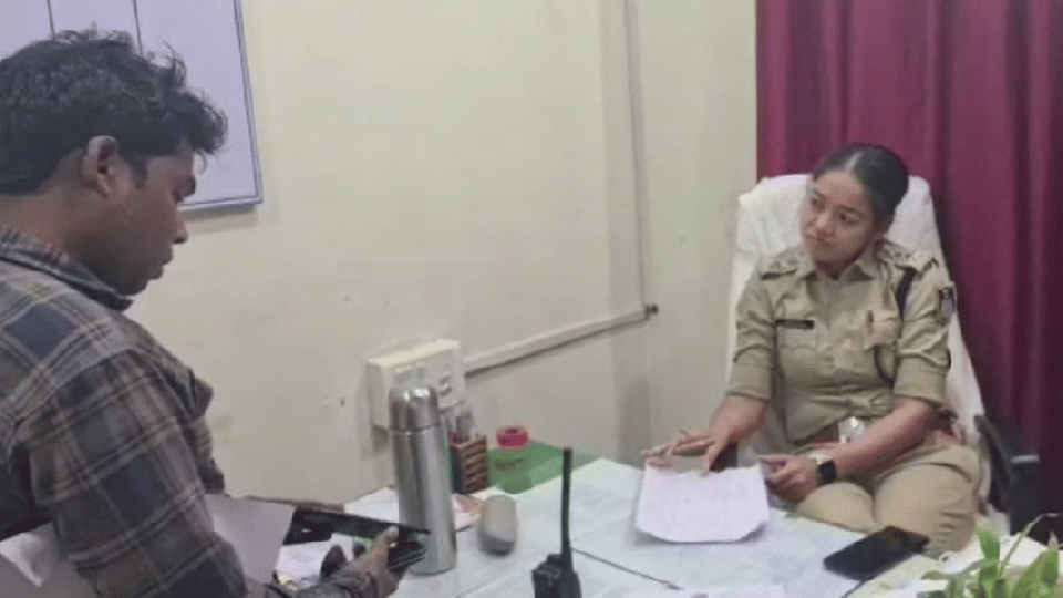 Husband's plea in Bhind: Madam, save me from my wife, she threatens to implicate me by getting hurt herself
