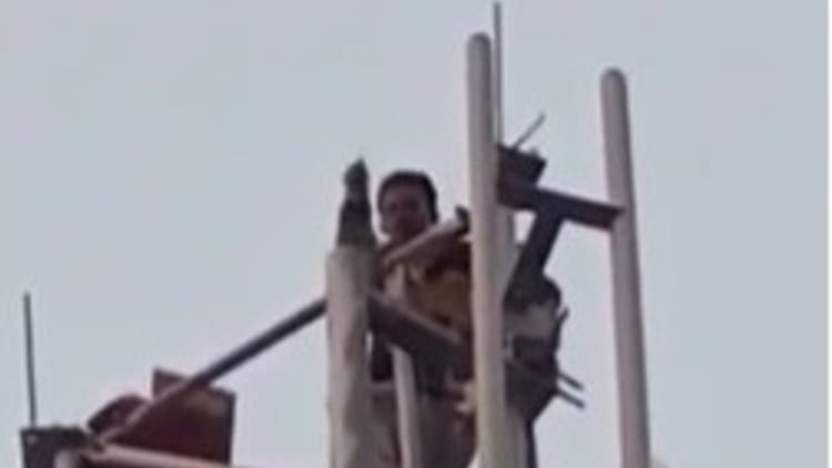 Bhind: The Young Man Climbed The Mobile Tower When The Mother Refused ...