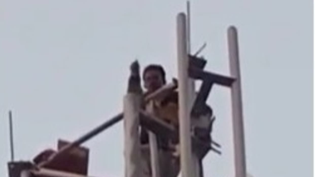 Bhind: The young man climbed the mobile tower when the mother refused to give the drug money