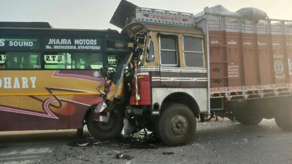 Death of one in collision between bus and truck in nagaur