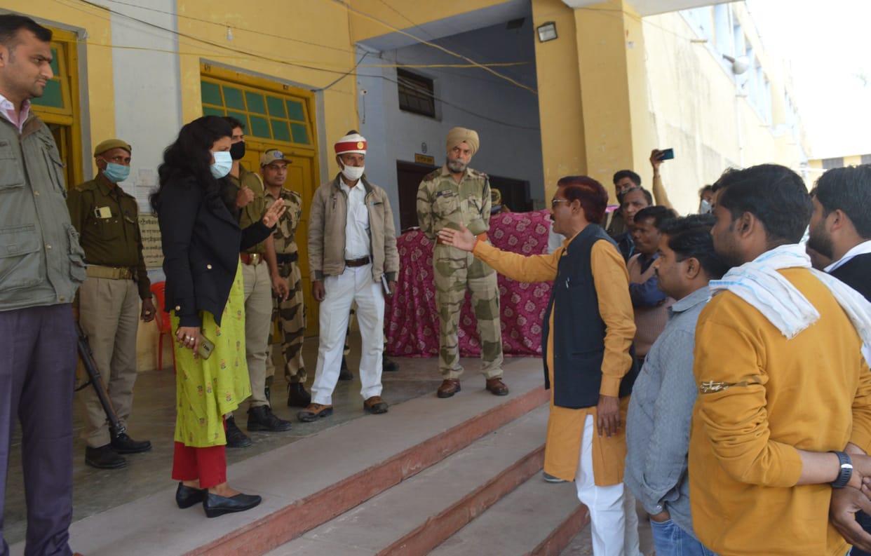 Hathras: There was an uproar when the empty box was removed from the counting room, the candidates arrived