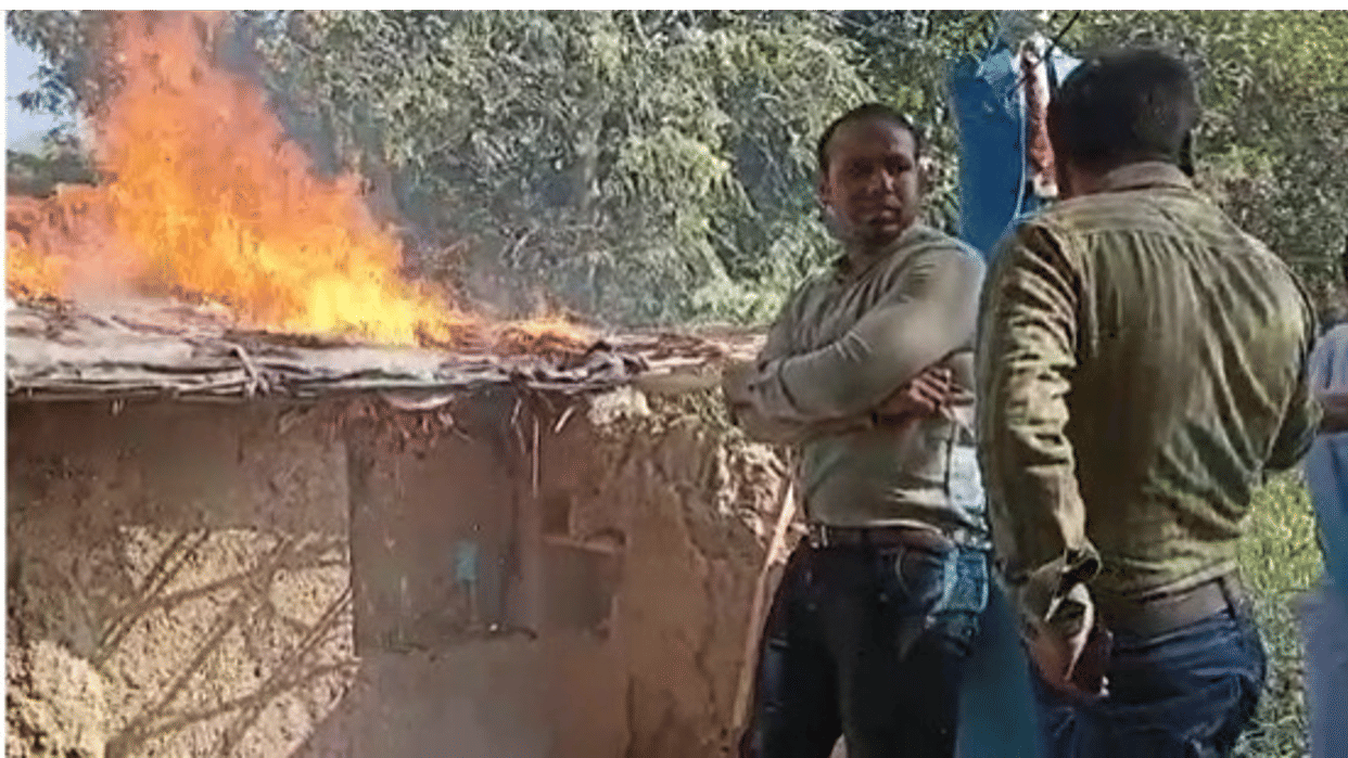 SDM and Tehsildar, who arrived to remove Ambedkar's statue in Bhind, tried to burn alive, villagers also pelted stones