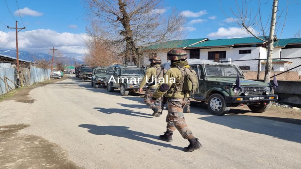 Encounter in Handwara, injured terrorist caught with weapons by security forces