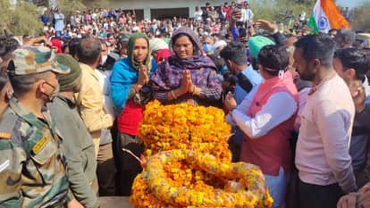 सैनिक मनदीप कुमार को अंतिम श्रद्धांजलि देते लोग।