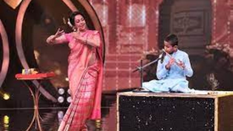 Hunarbazz Hema Malini did a romantic dance with Mithun Chakraborty video viral