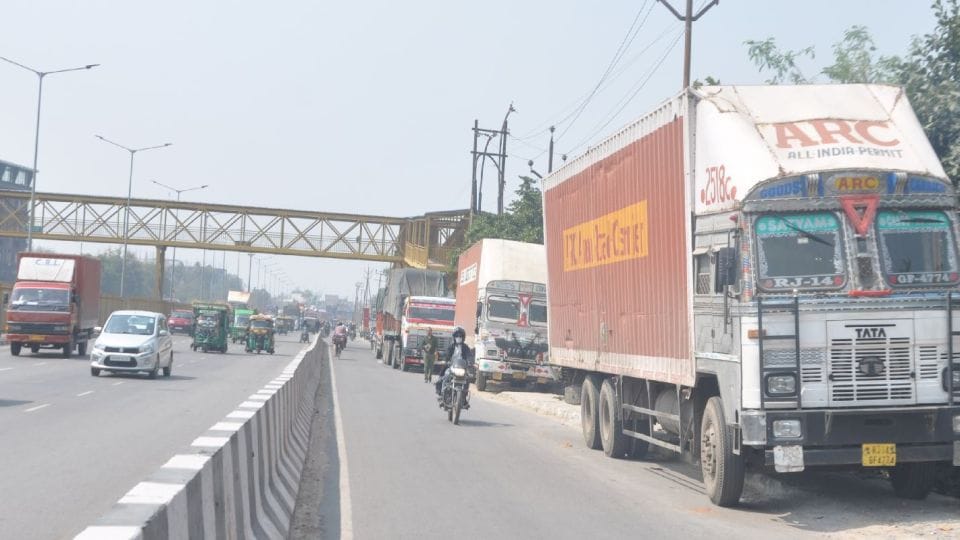 policeman's wife and son died as cantor collides with truck parked on Agra Gwalior Highway