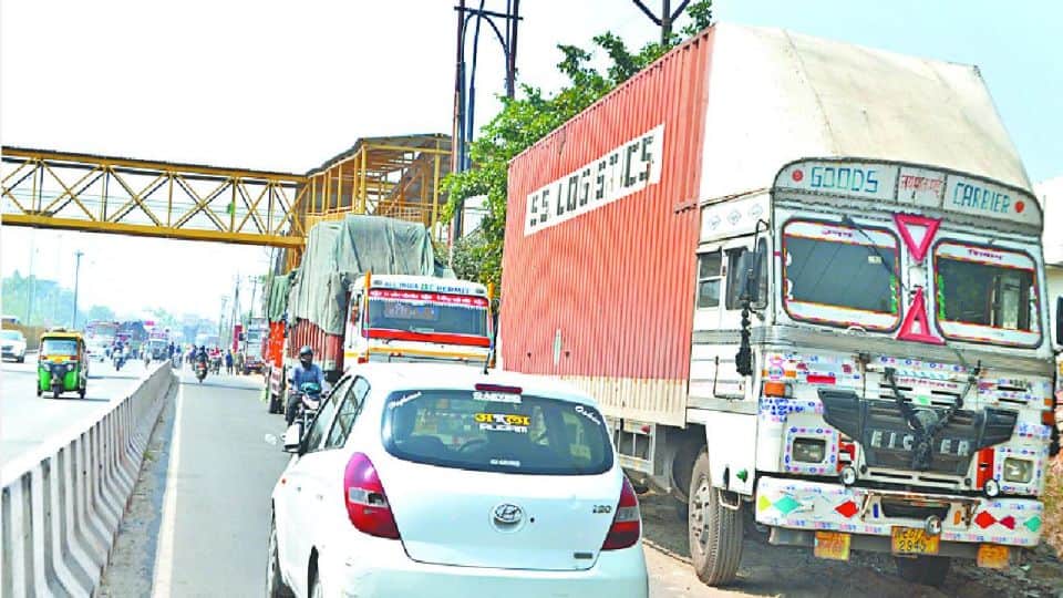 policeman's wife and son died as cantor collides with truck parked on Agra Gwalior Highway