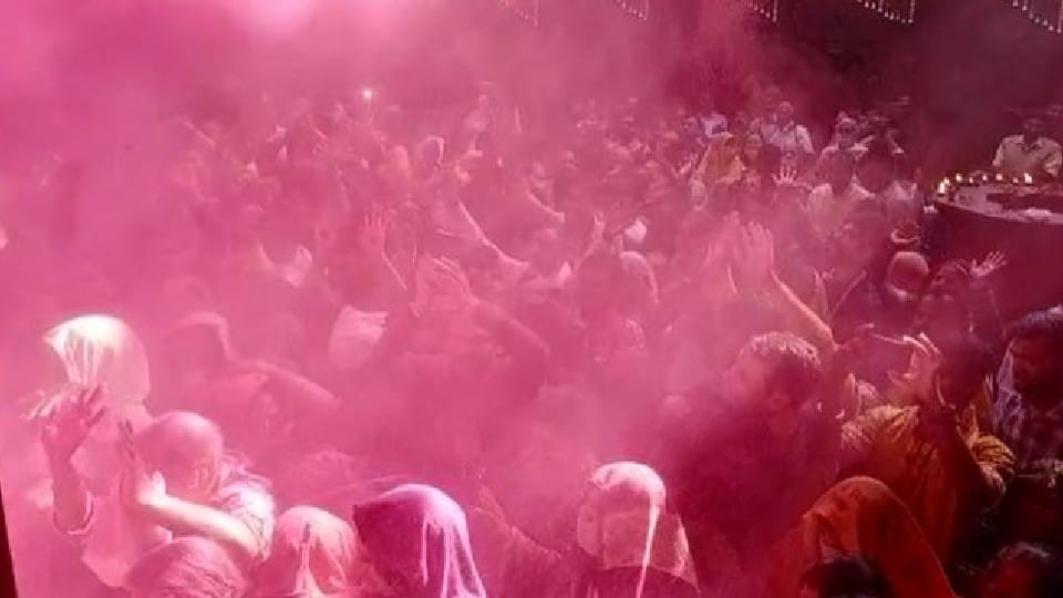 Mathura holi 2022 Gulal Holi played in Radhavallabh temple Vrindavan