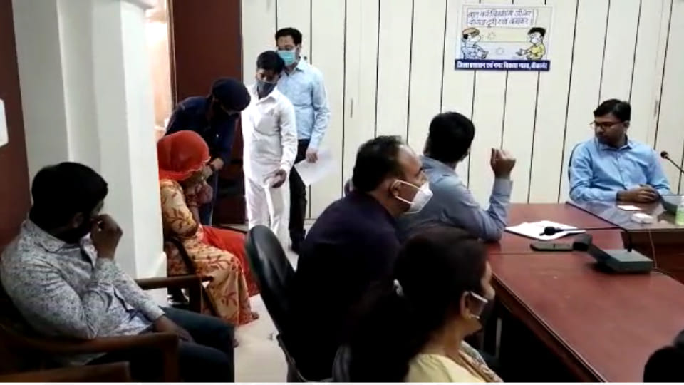 Bikaner news The woman started crying in jansunwai and says husband threw her out of the house