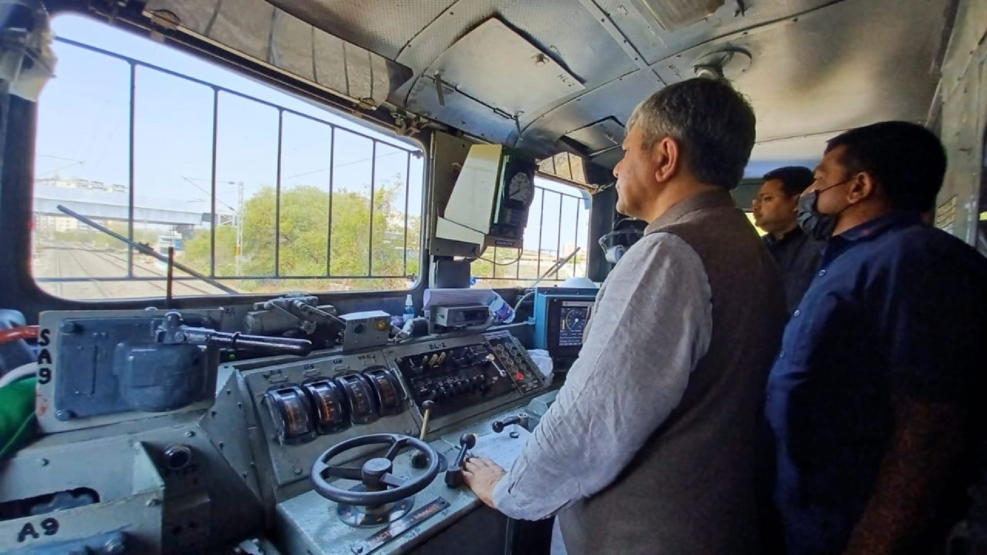 What Is Kavach System In Indian Railways Know How It Works
