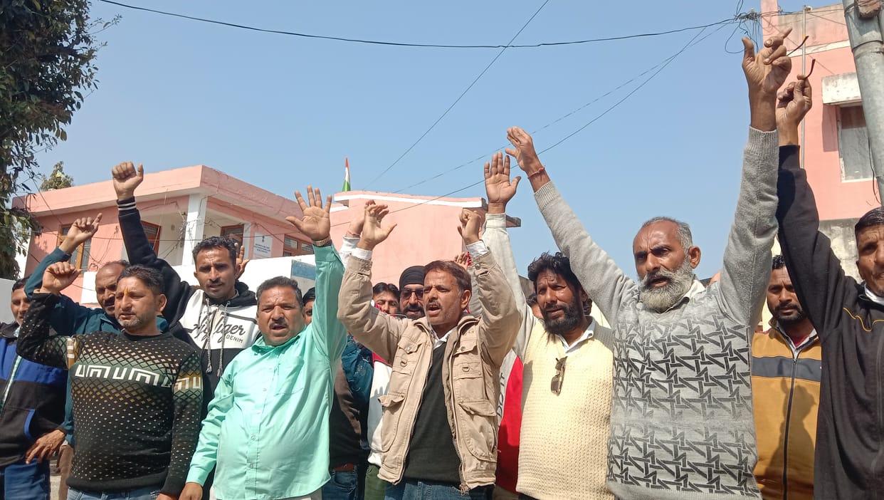 Temporary employees of Jal Shakti Department demonstrated
