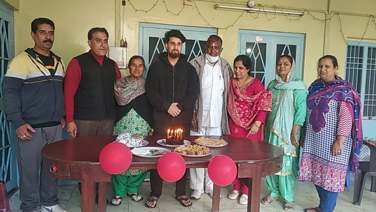 Aman returned from Ukraine, family cut cake