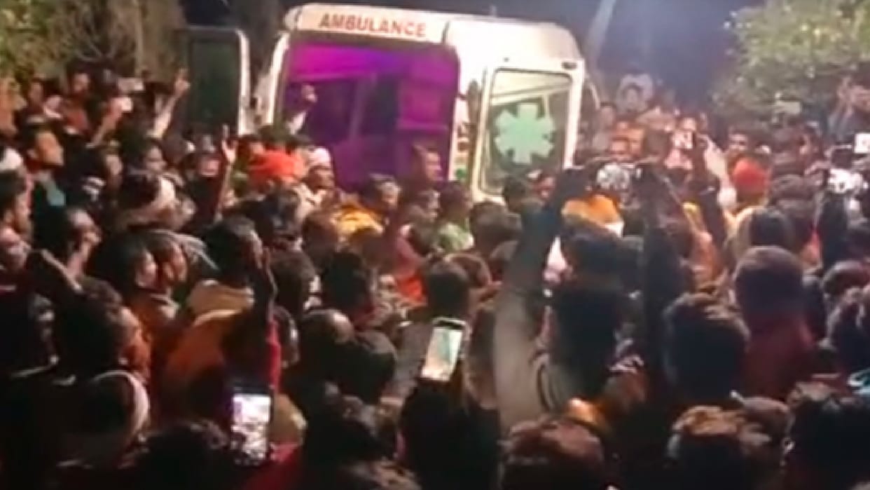 Balaghat: Six police personnel including CSP injured in stone pelting, public outraged by the murder of former district panchayat member
