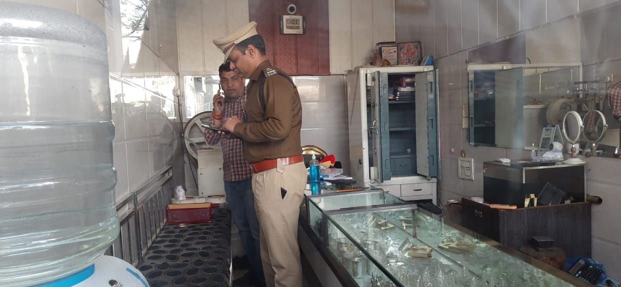 Three miscreants shot Sarraf, looted jewelery worth lakhs, robbed the bike from the person by showing pistol and escaped