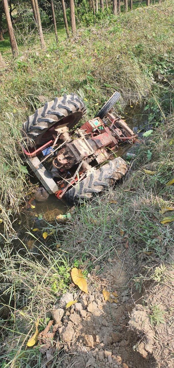 Tractor fell in Rajbhe, driver dies after being crushed