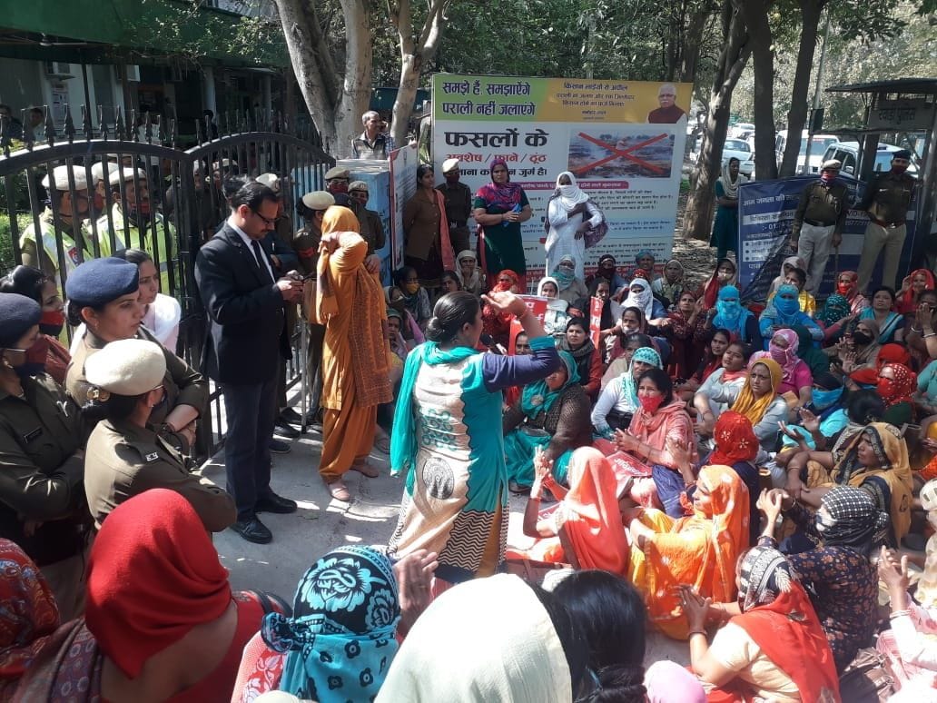 Anganwadi workers raised slogans in the mini secretariat on indecency