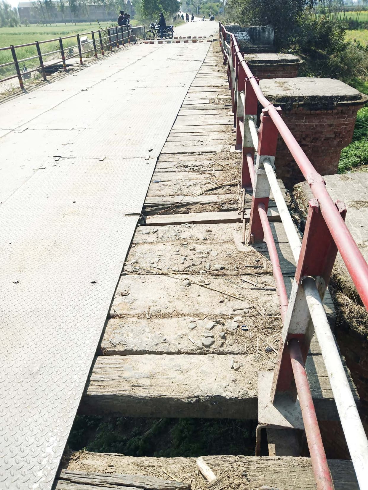 Bhainsi Bridge: Vehicles being removed from the unpaved road