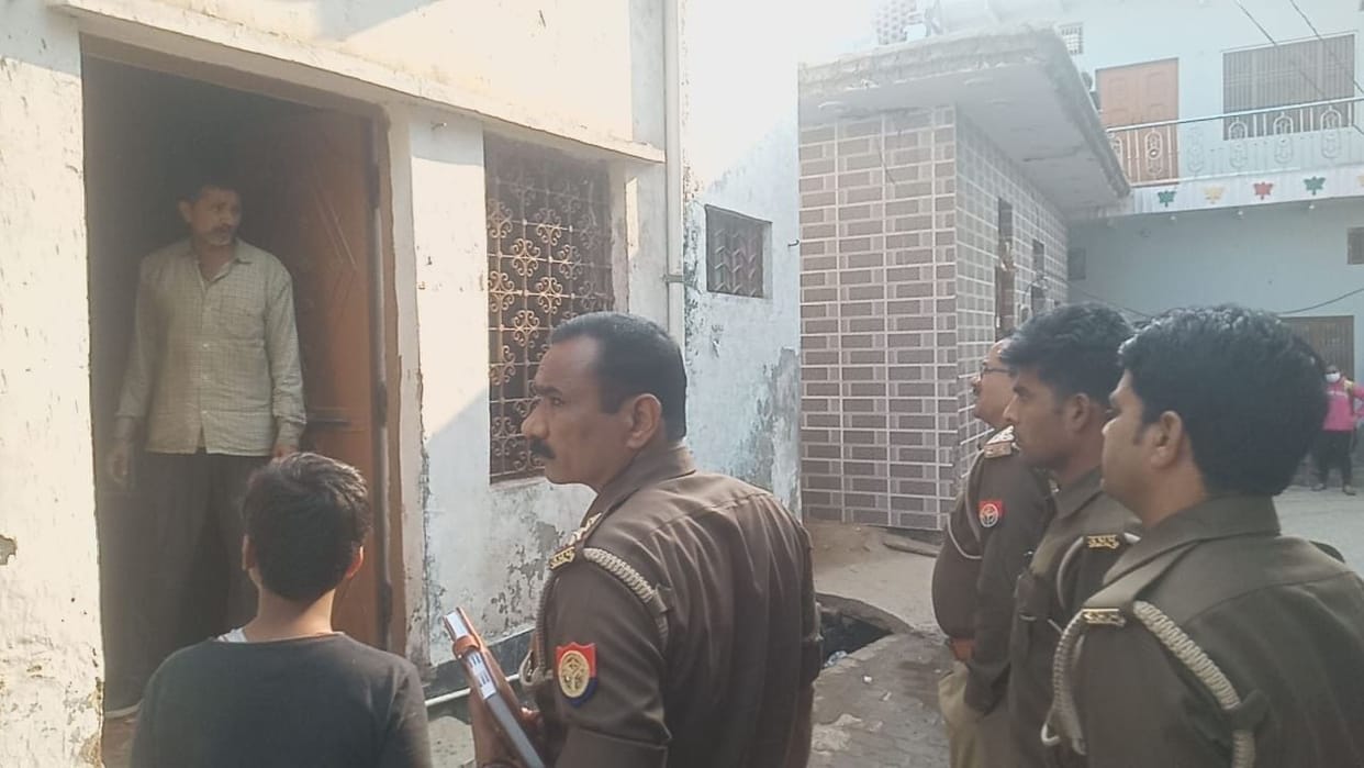 Hathras: Addicts set fire to the house, pelted stones on people