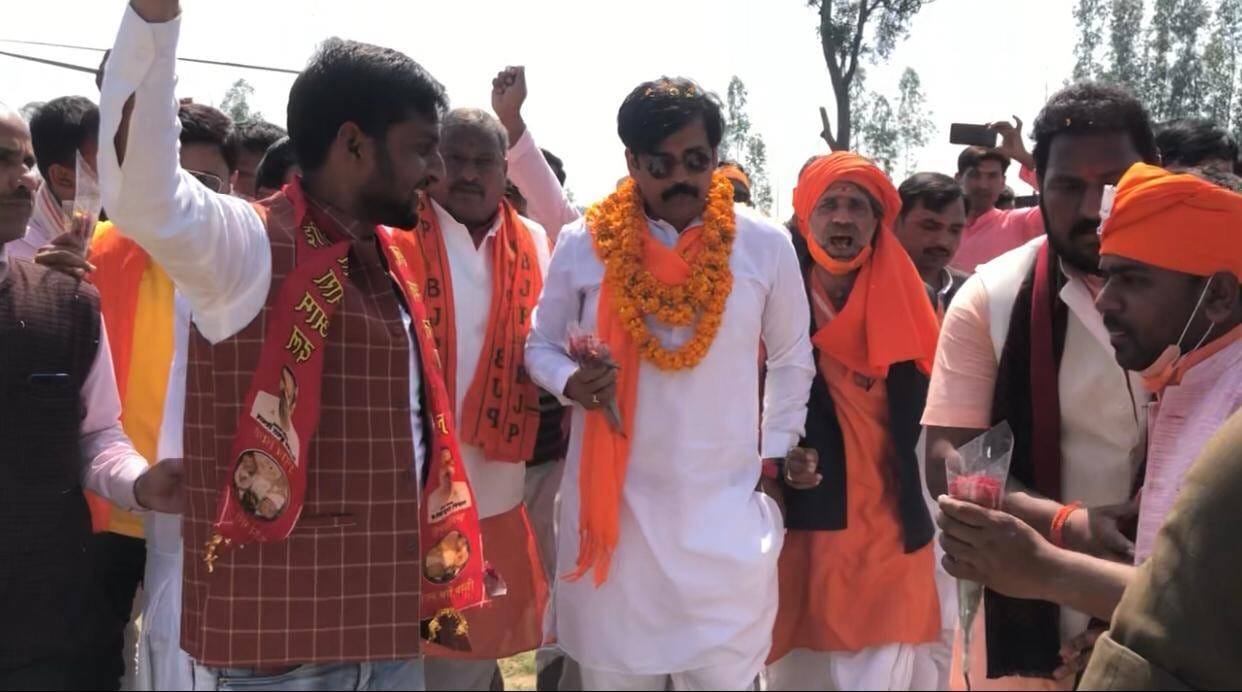 Crowd gathered at Ravi Kishan's roadshow