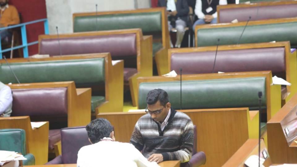 MLA Neeraj Sharma objected to non receipt of answer in Hindi