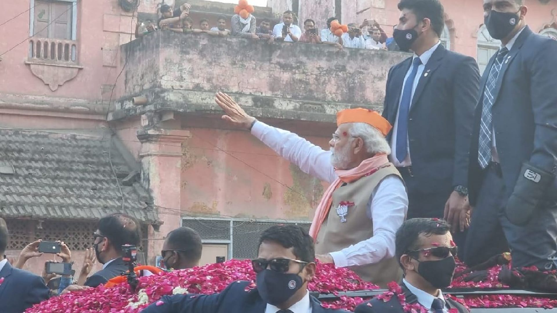 UP Assembly Election 2022 PM Modi Road show in varanasi greeted him by showering flowers
