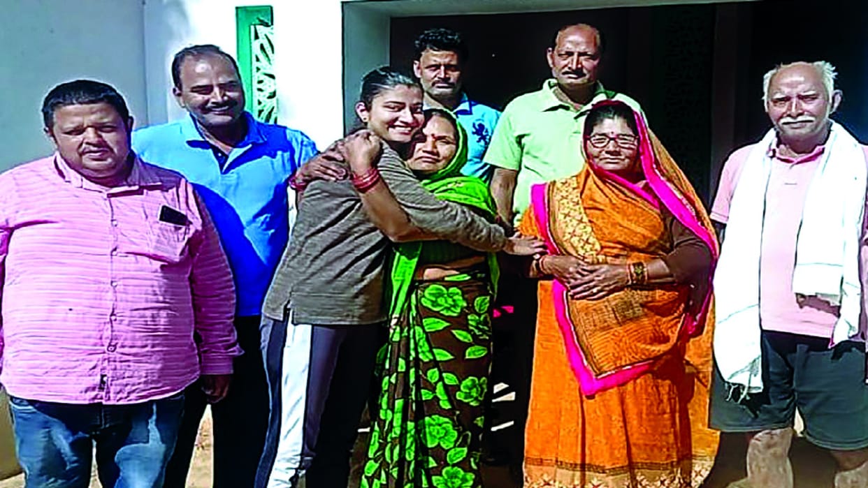 Pratapgarh: Prime Minister Narendra Modi met Sachin and Sandhya, the medical students who returned from Ukraine