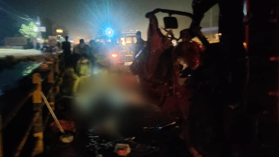 policeman's wife and son died as cantor collides with truck parked on Agra Gwalior Highway