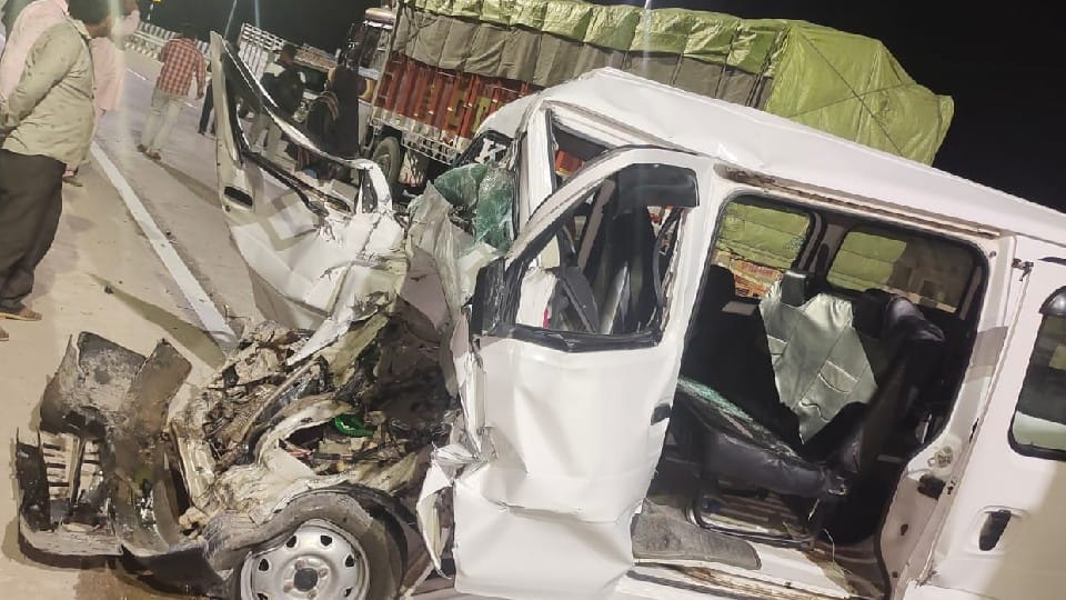 One killed in car and truck collision in Jodhpur Rajasthan 