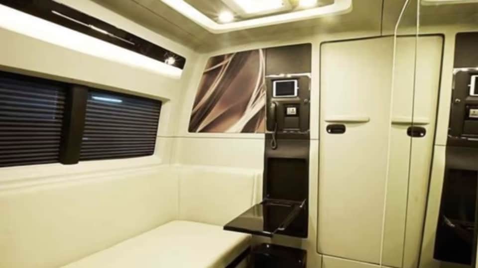 bollywood actor Shahrukh khan luxury vanity van is worth 4 crore