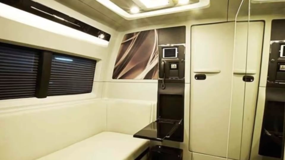 bollywood actor Shahrukh khan luxury vanity van is worth 4 crore