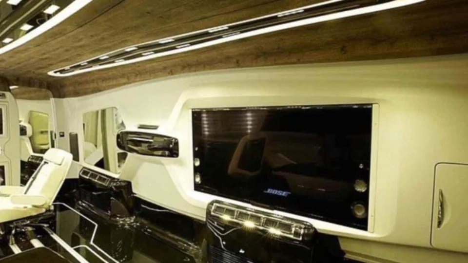 bollywood actor Shahrukh khan luxury vanity van is worth 4 crore