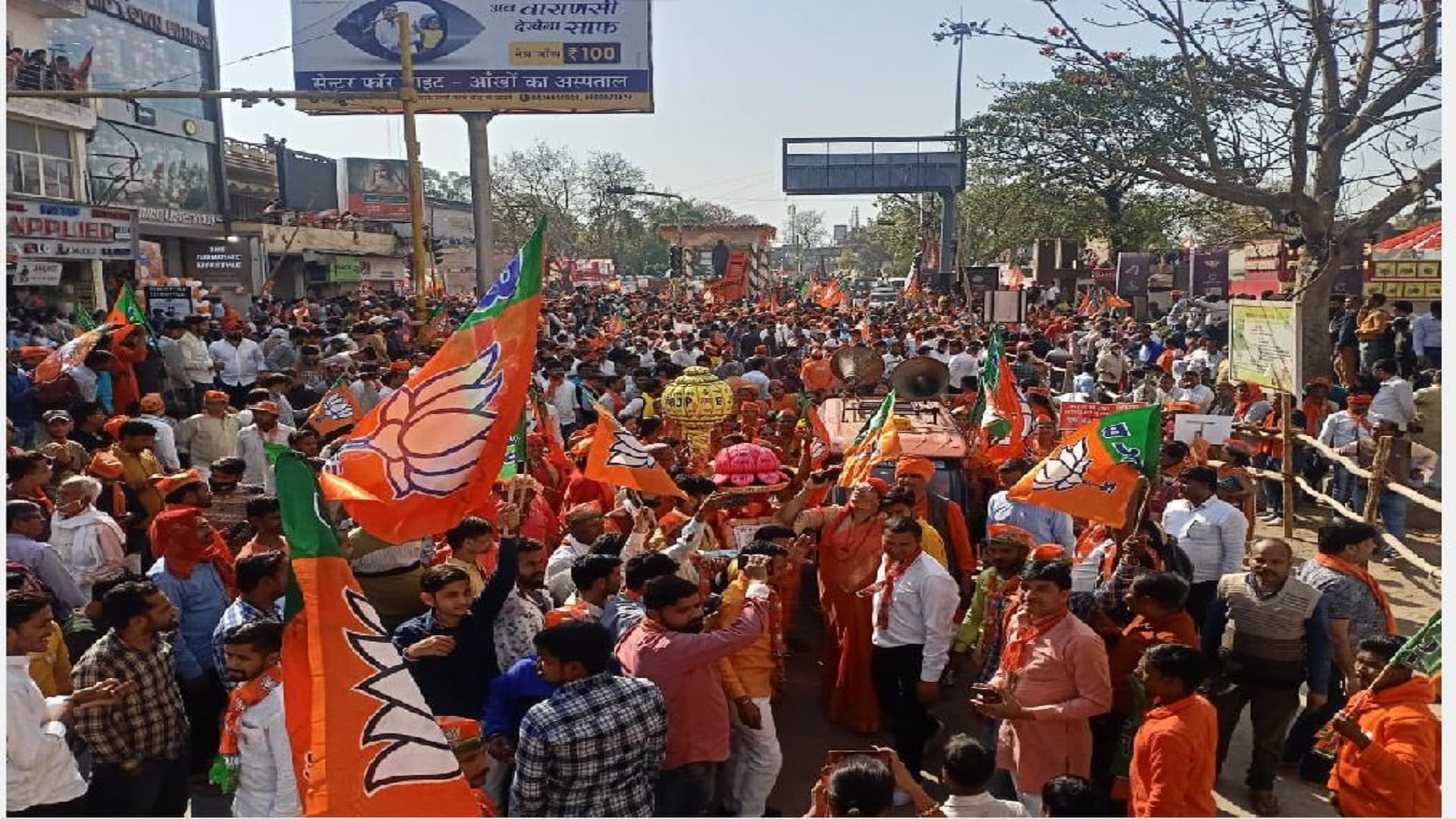 UP Assembly Election 2022 PM Modi Road show in varanasi greeted him by showering flowers