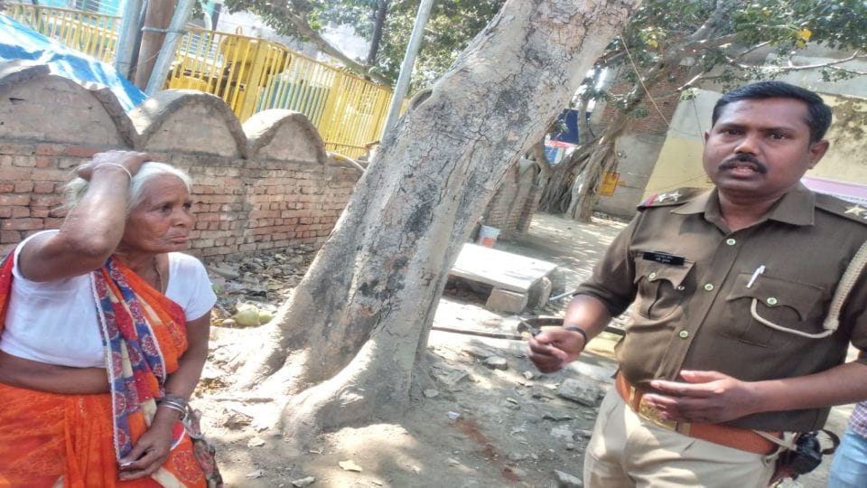 miscreants looted money from elderly woman in broad daylight in Mainpuri